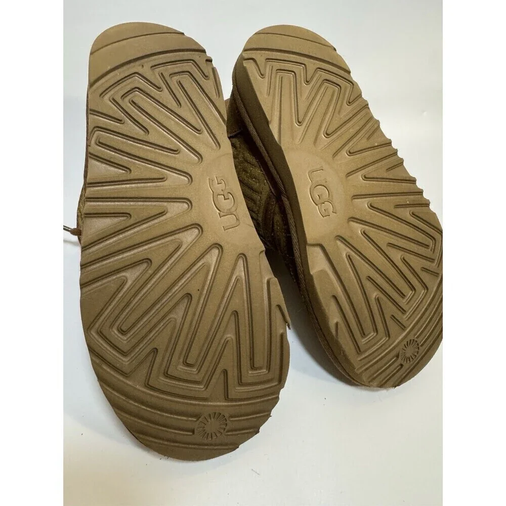 UGG Neumel Chukka Boots Graphic Stitch Logo Suede Look Chestnut Brown Size 2-FM5